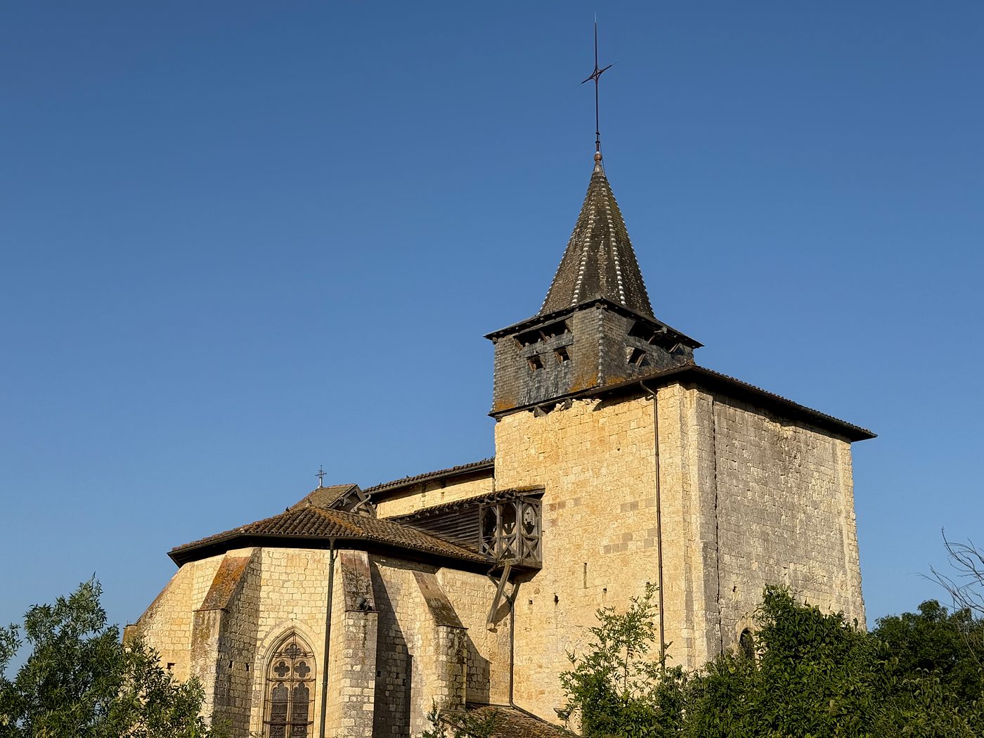 Photographie de Pessan — Le clocher et le chevet de l'église